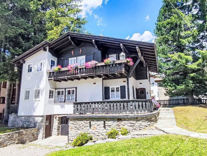 Casa vacanza per 9 persone, con idromassaggio e sauna nonché giardino e balcone, con animali domestici a Madesimo