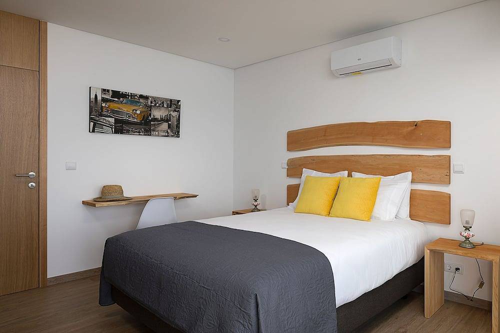 Villa with breathtaking views & private infinity heated pool in Câmara de Lobos, Madeira