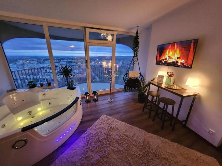 Ferienwohnung für 2 Personen, mit Balkon und Whirlpool sowie Terrasse und Pool in Augsburg