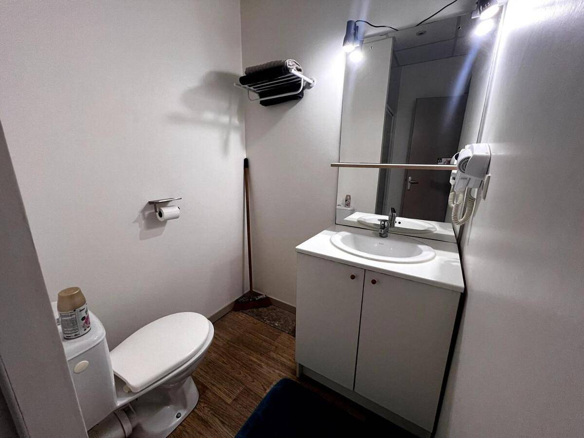 Appartement entier, Beau Studio dans une rue au calme en Centre Ville de Niort proche de la Gare in Niort, Région de Niort