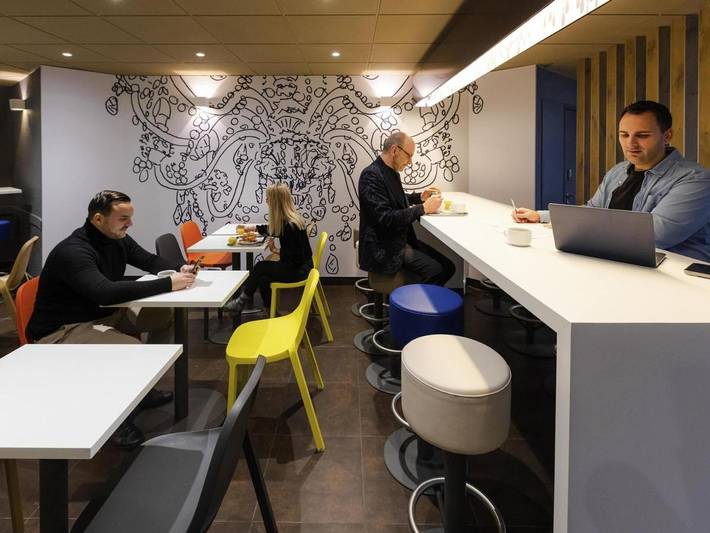 Hôtel pour 3 personnes, avec terrasse ainsi que vue et jardin