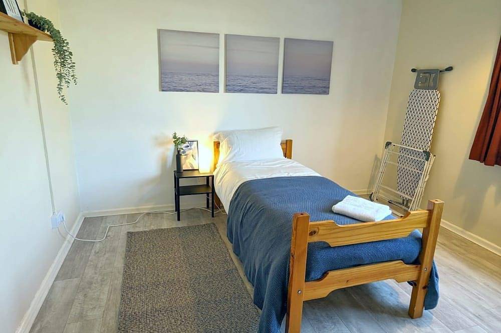 Entire apartment, 3 bed flat | Sleeps 5 | 1 bath | Parking | Wifi in Colchester, Essex