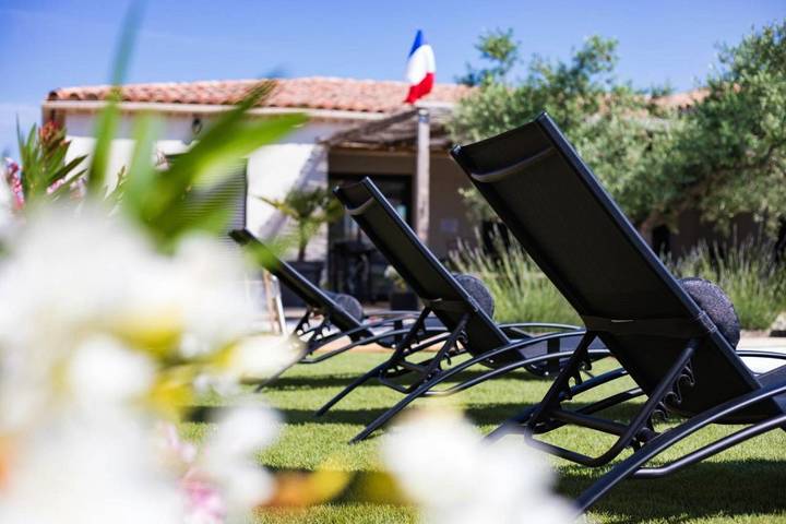 Chambre d’hôte pour 2 personnes, avec Terrasse et Jardin ainsi que Piscine et Vue