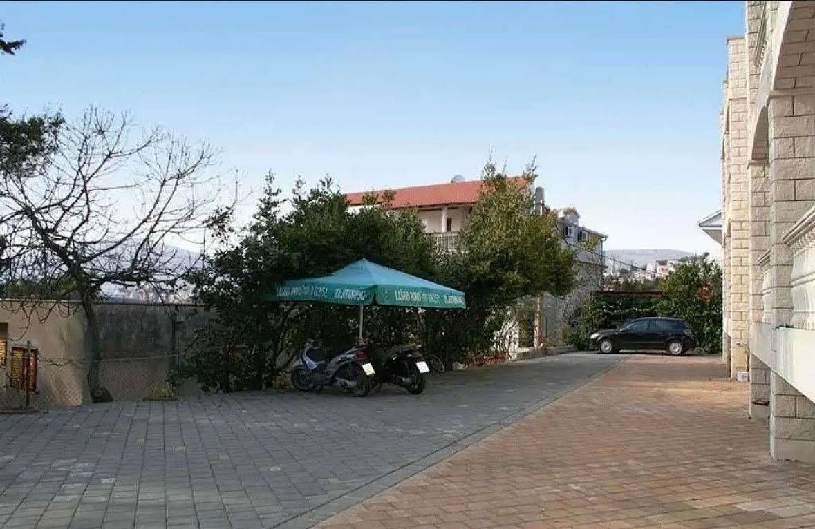 Ganze Wohnung, 1-Zimmer-Ferienwohnung mit Balkon und Meerblick Okrug Gornji, Ciovo A-25259-c in Okrug Gornji, Ciovo
