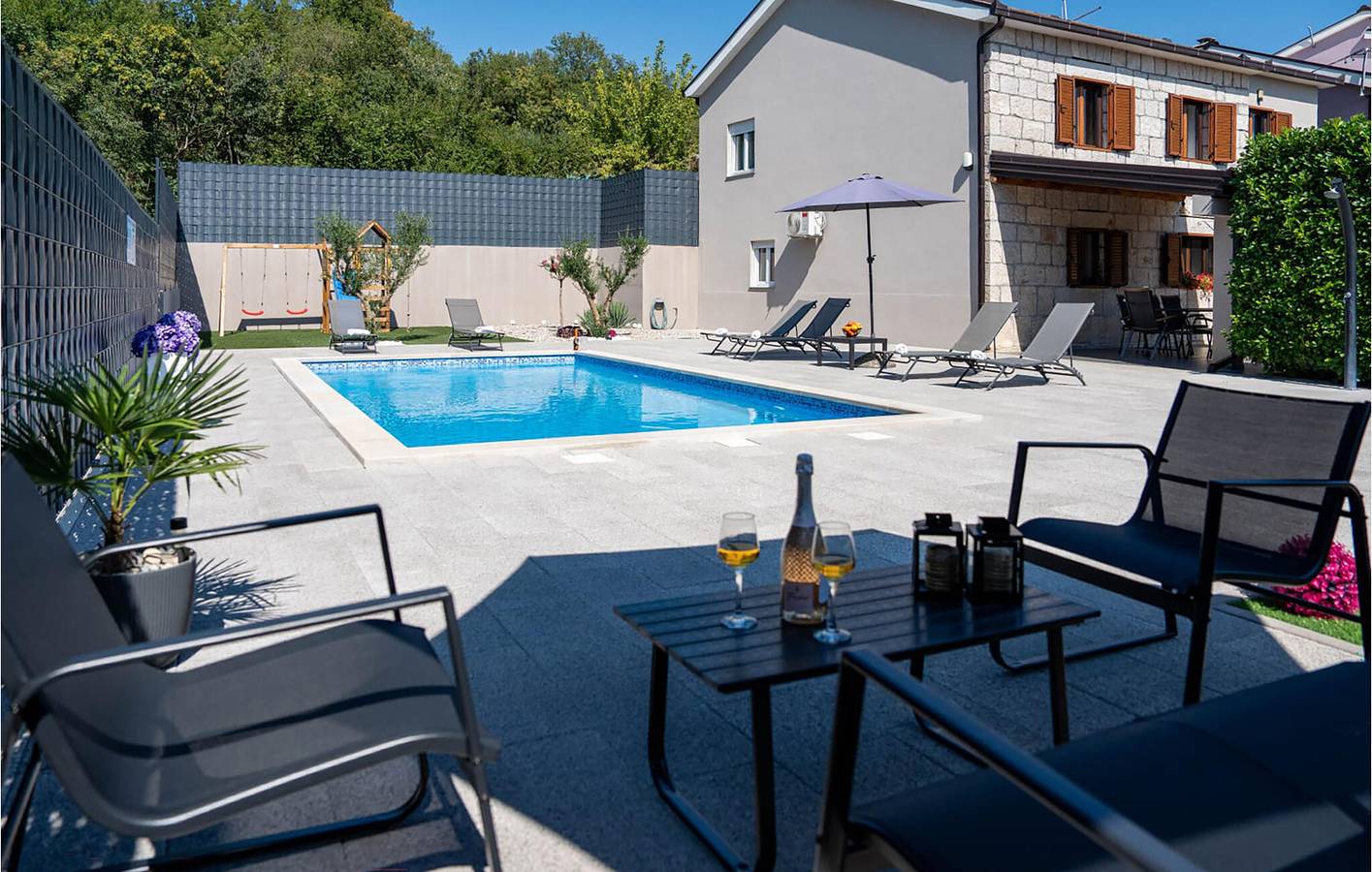 Stilvolle 170 m² große Wohnung mit Terrasse, Pool, WLAN und Parkplatz in Imotski, Makarska Riviera