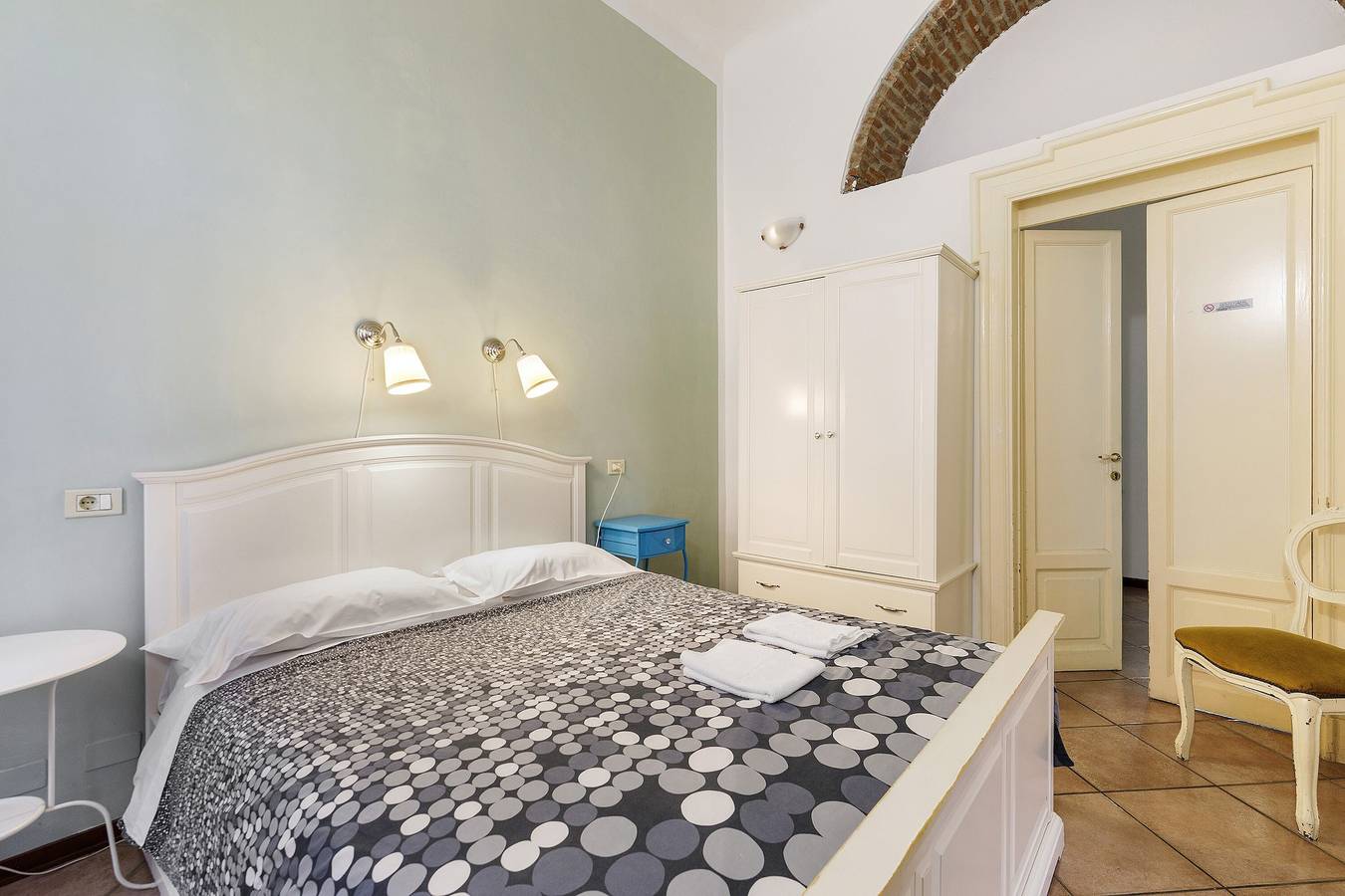 Room 1 for 3 Guests with Wi-Fi in Como in Como, Comosøen