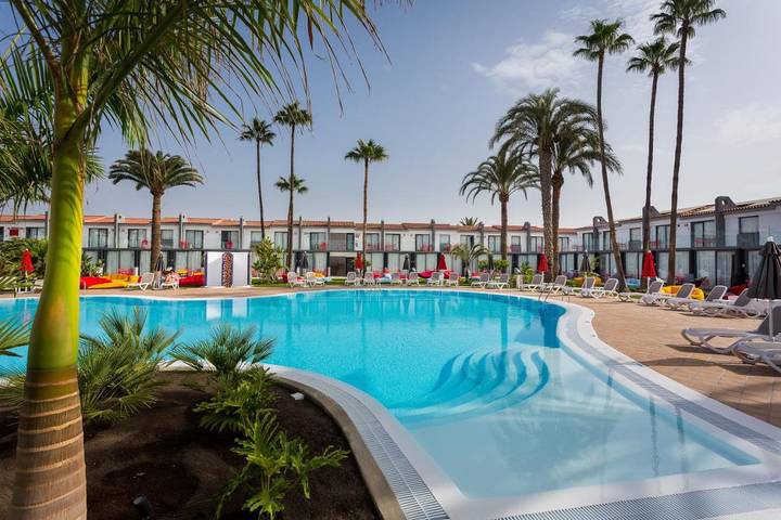 Hôtel pour 3 personnes, avec terrasse ainsi que piscine et jardin, animaux acceptés