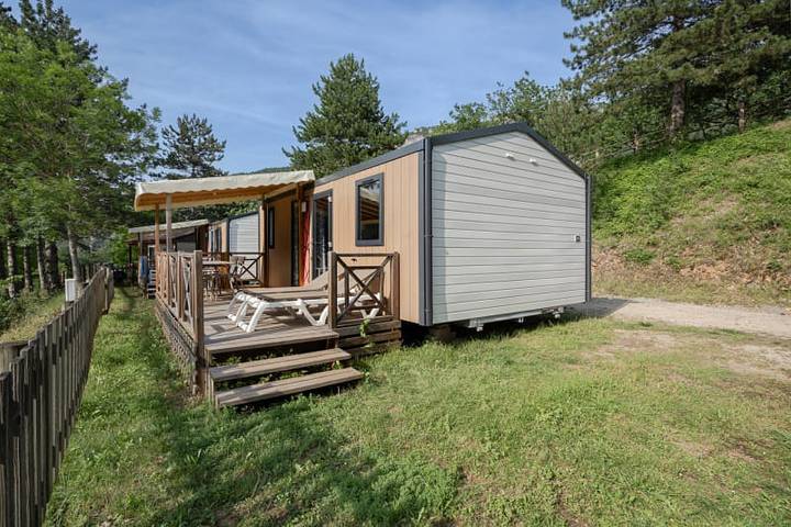 Caravane pour 4 personnes, avec Balcon/Terrasse et Terrasse ainsi que Jardin et Sauna