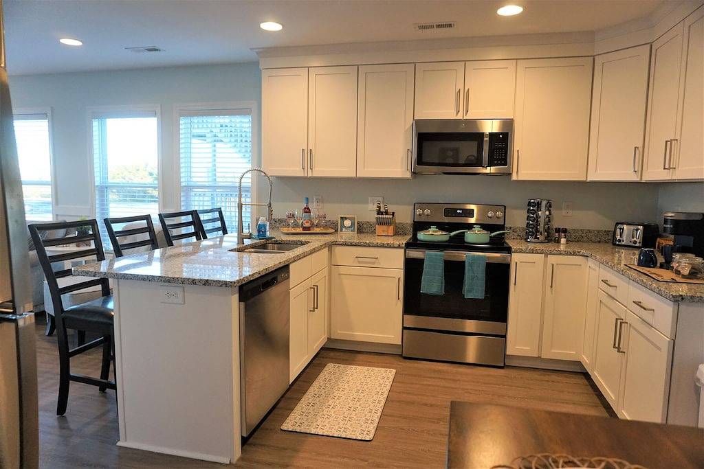 Newly renovated, water views, Ez beach access, King bed, towels/linens/grill! 🌞 in Surf City, Topsail Island