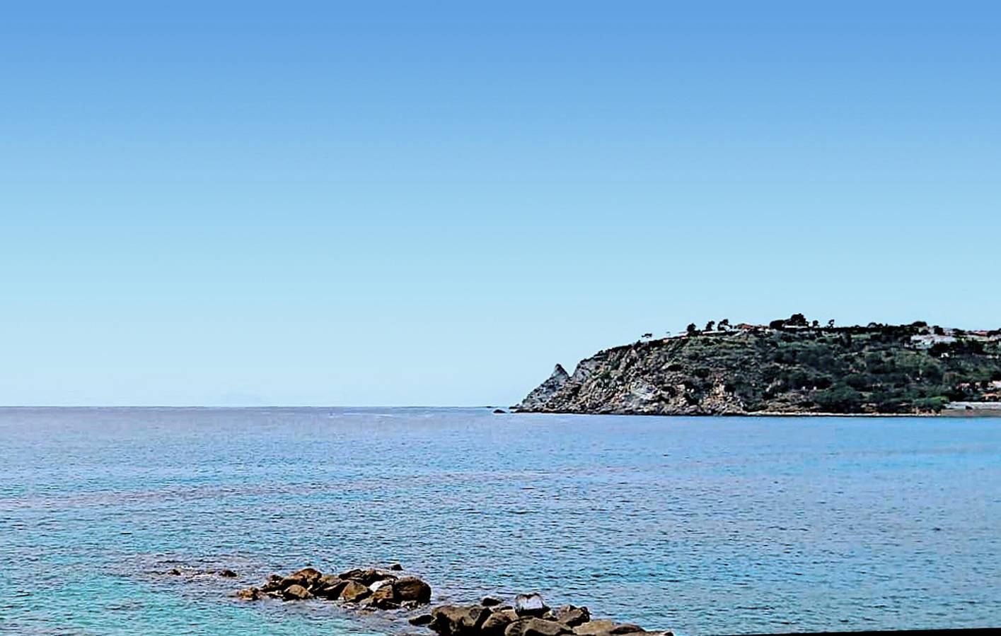Ganze Ferienwohnung, Apartment mit Meerblick, Pool und Parkplatz, 2,5 km zum Strand in Palmi, Reggio Calabria Provinz