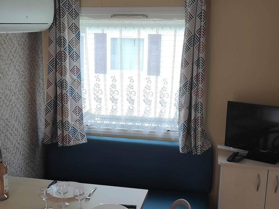 Camping d'Arpheuilles - Mobilheim 4 personen - Mobilheim 2 Schlafzimmer mit Fernseher und Klimaanlage 4 Pers. in Saint-Paul-de-Vézelin, Roanne und Umgebung