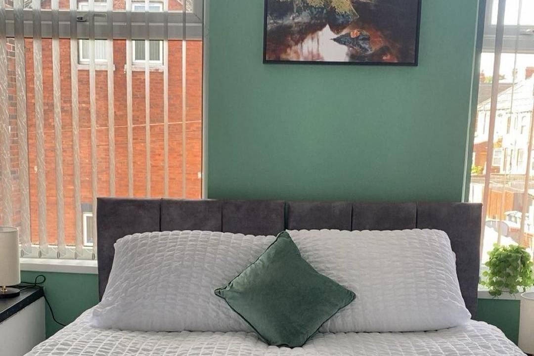 Entire holiday apartment, 2 Bed Flat - Sleeps 5 - Parking - Wifi in Leeds, West Yorkshire