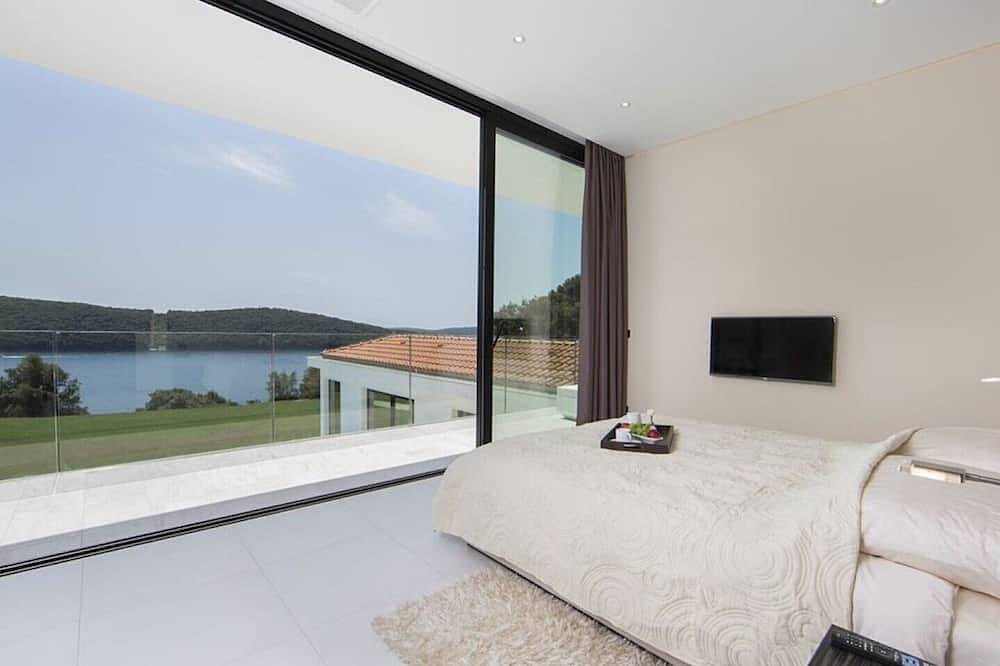 Ultra Modern Villa Sleek With 5 Bedrooms and Large Pool, Gym & Spa in Vrsar, Općina Vrsar