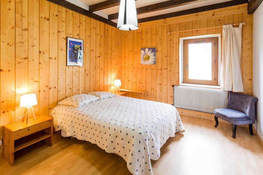 Large renovated family gite, at the foot of the hiking trails and trails, land in Septmoncel Les Molunes, Parc naturel régional du Haut-Jura