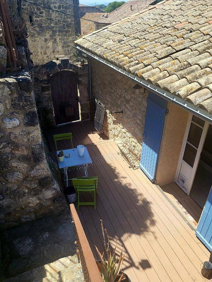 Location de vacances pour 2 personnes, avec terrasse ainsi que piscine et vue à Saint-Pons-de-Mauchiens - 3