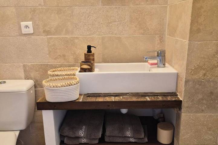 Entire apartment, A very cozy and bright one-bedroom apartment in the heart of the historic village of Lourmarin in the Luberon. in Lourmarin, Parc naturel régional du Luberon