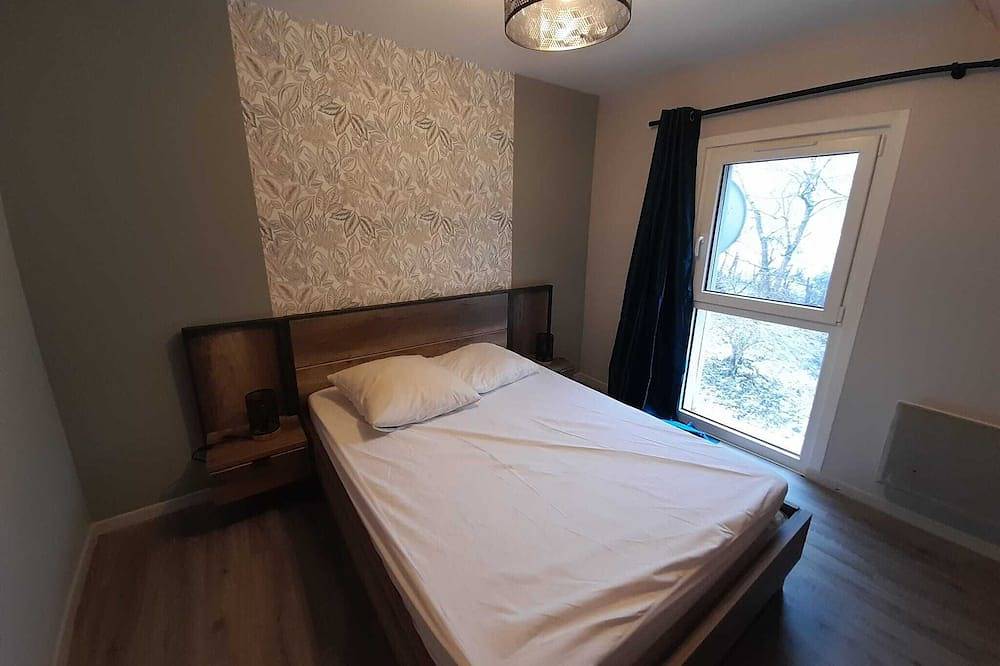In Volcanoes National Park. Ideal for families with children. Sleeps 12 in Perpezat, Regionaler Naturpark Volcans d'Auvergne