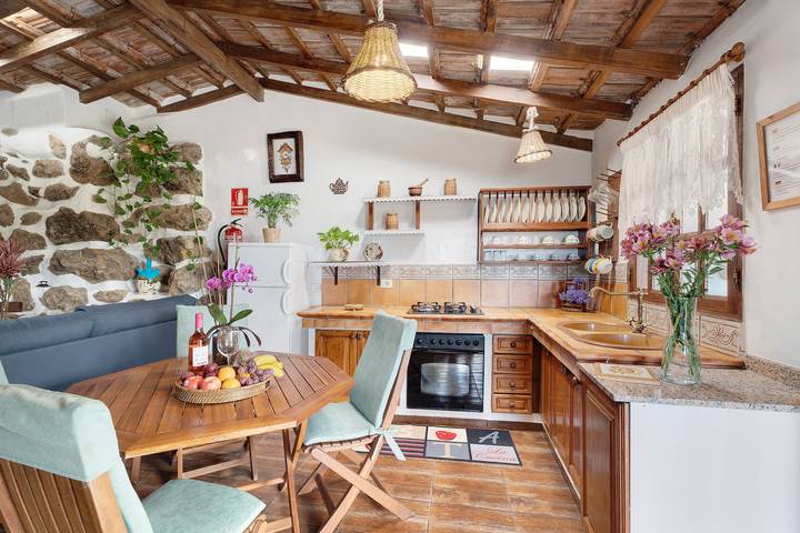 Holiday Home 'Rosalía' with Sea View, Terrace and Wi-Fi in Icod de los Vinos, North Tenerife