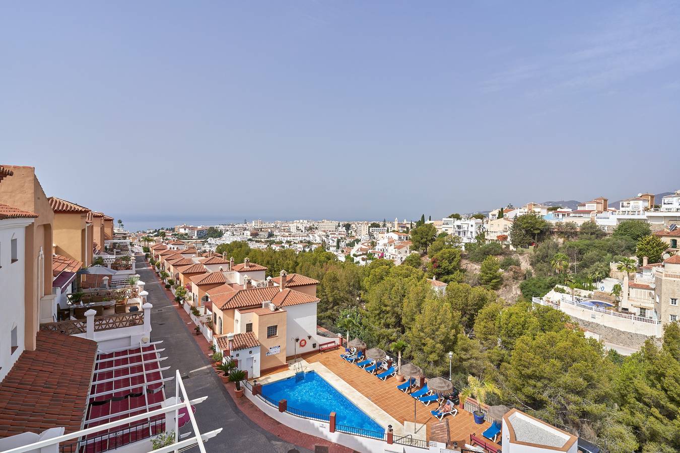 Apartamento entero, Apartamento vacacional "Nerja" con vistas al mar, piscina compartida y Wi-Fi in Playa de Burriana, Nerja