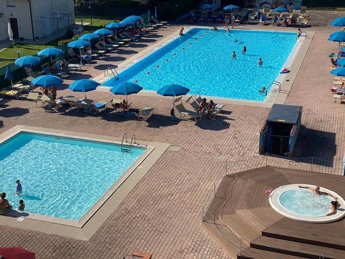 Appart’hôtel pour 4 personnes, avec Balcon et Jacuzzi ainsi que Terrasse et Jardin à Punta Marina