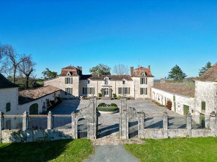 Location de vacances pour 10 personnes, avec jardin ainsi que piscine et vue à Vélines