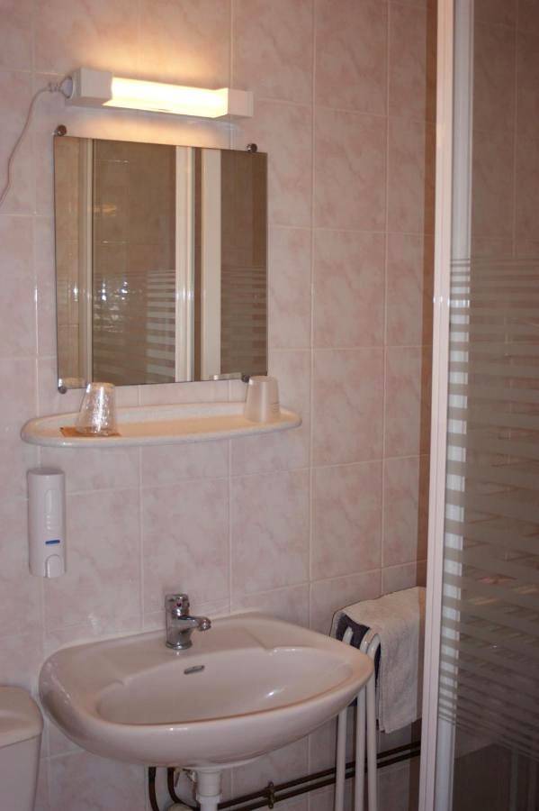 Hôtel pour 2 personnes, avec sauna et jardin ainsi que vue et piscine, animaux acceptés à Cronat - 4