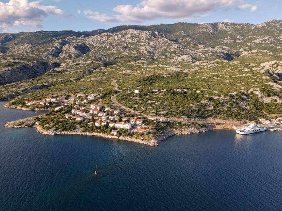 Ganze Wohnung, Apartment with Terrace in Cesarica, Naturpark Velebit