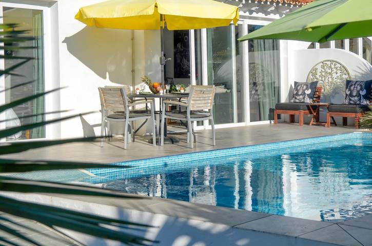 Location de vacances pour 6 personnes, avec jardin ainsi que piscine et vue sur l’océan, adapté aux familles dans Benitachell - 2