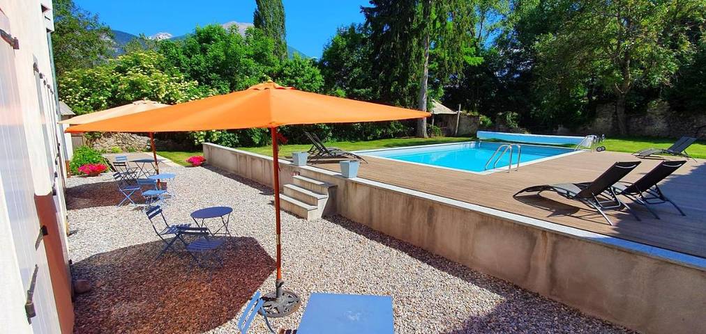 Chambre d’hôte pour 4 personnes, avec Terrasse et Jardin ainsi que Piscine et Vue