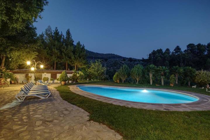 Casa rural para 5 personas, con vistas además de jardín y piscina - 1