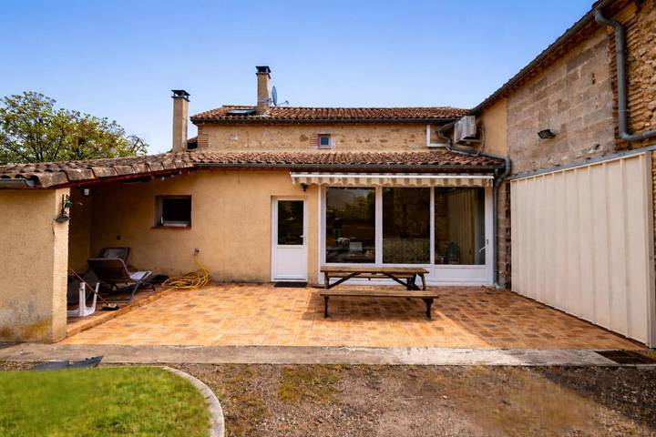 Location de vacances pour 5 personnes, avec jardin à Saint-Pierre-de-Buzet