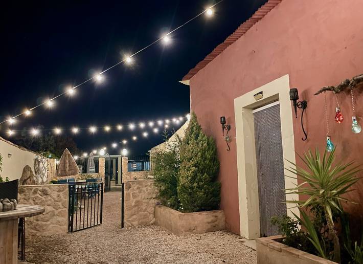 Casa de huéspedes para 14 personas, con piscina además de terraza y jardín, Se admiten mascotas en Pinoso - 4