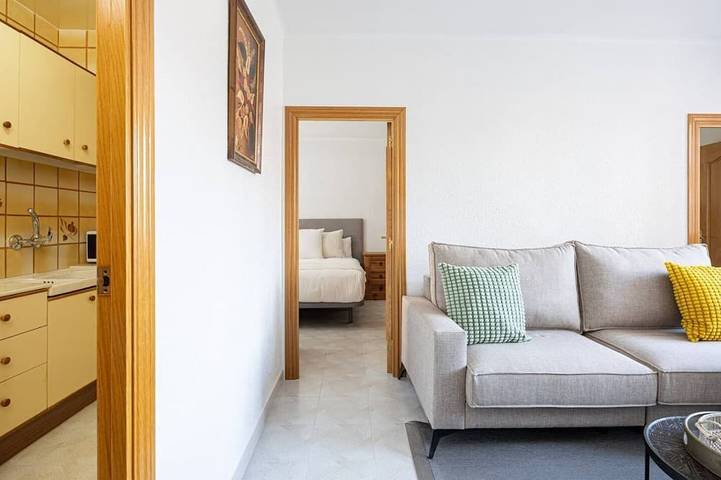Appartement entier, Experience the charm of our lovely and intimate 3-bedroom home. in Cornellà de Llobregat, Baix Llobregat