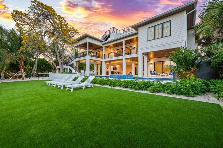 Casa de vacaciones para 16 personas, con jacuzzi además de piscina y balcón - 1
