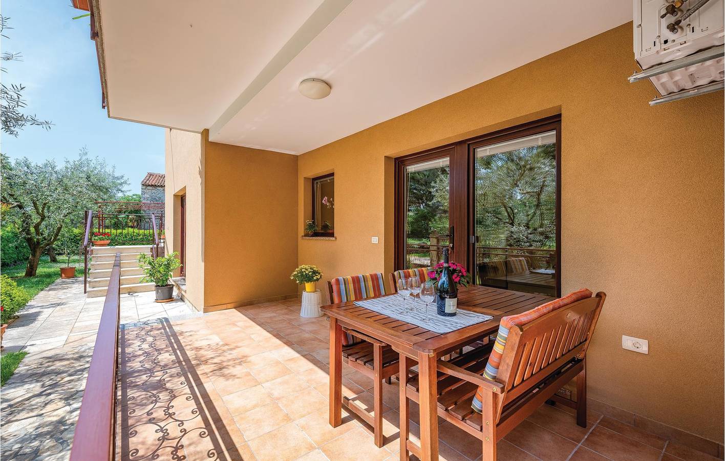 Ganze Ferienwohnung, Schickes Apartment mit WLAN, Klimaanlage, Terrasse und Parkplatz in Juricani, Umag und Umgebung
