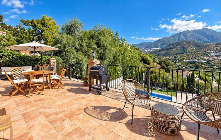Spacious 150m² Apartment with Pool, WiFi, and Parking near Rio Salia in Viñuela, Málaga Province