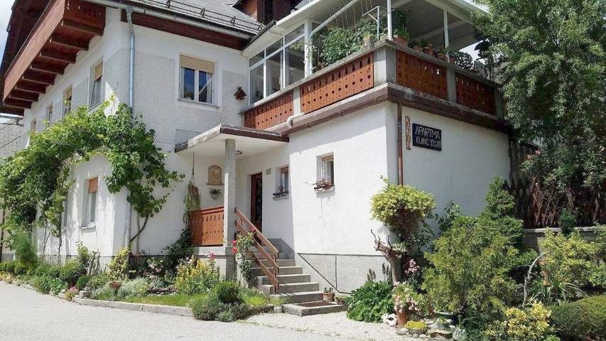 Ferienwohnung für 5 Personen, mit Terrasse und Garten sowie Ausblick