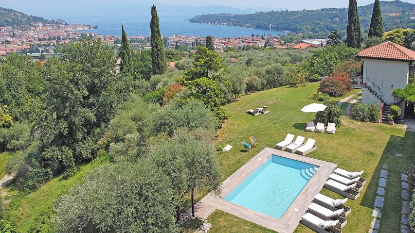 Villa für 18 Personen, mit Balkon und Seeblick sowie Garten, mit Haustier in Salò