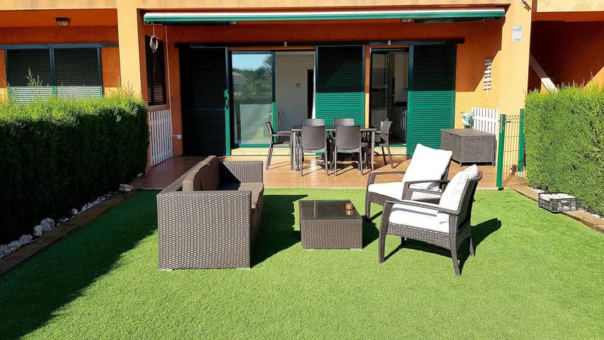 Location de vacances pour 6 personnes, avec Vue sur l’océan et Terrasse ainsi que Jardin et Piscine à Calafat