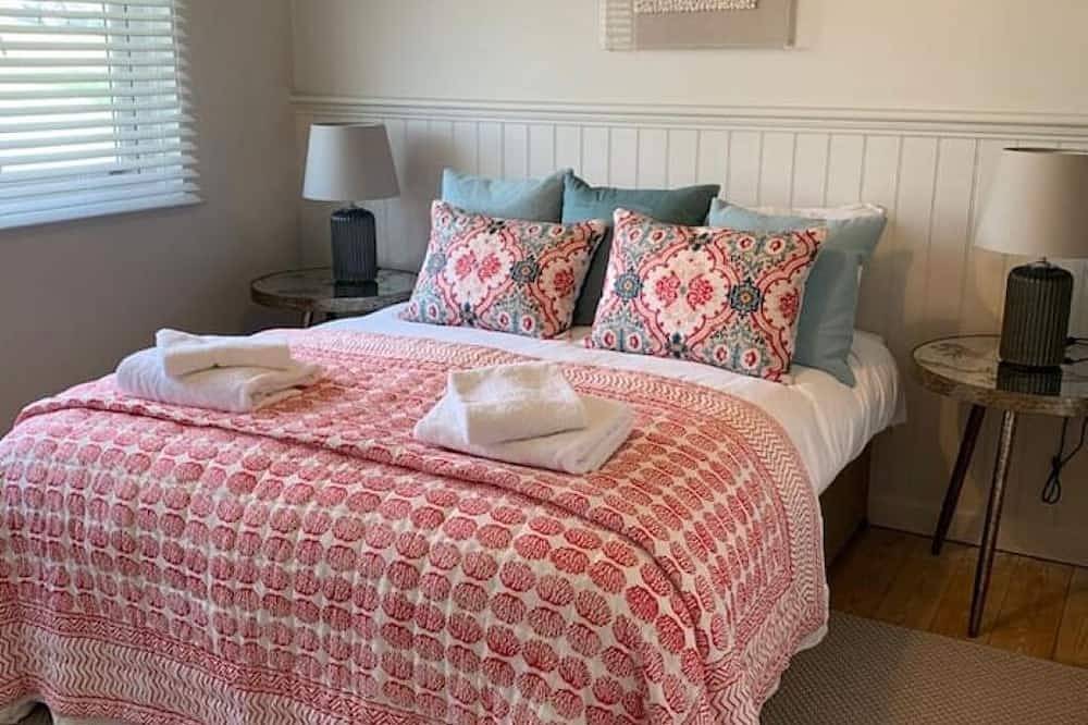 Coastal family home a stones throw from the beach. in Holywell Bay, Cornwall