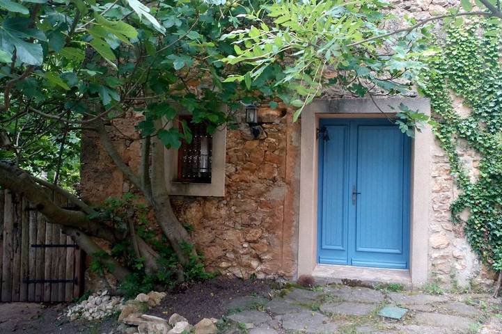 Gîte pour 4 personnes, avec jardin à Saint-Just-et-le-Bézu
