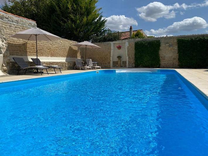 Gîte pour 7 personnes, avec piscine et jardin à Saint-Georges-de-Longuepierre