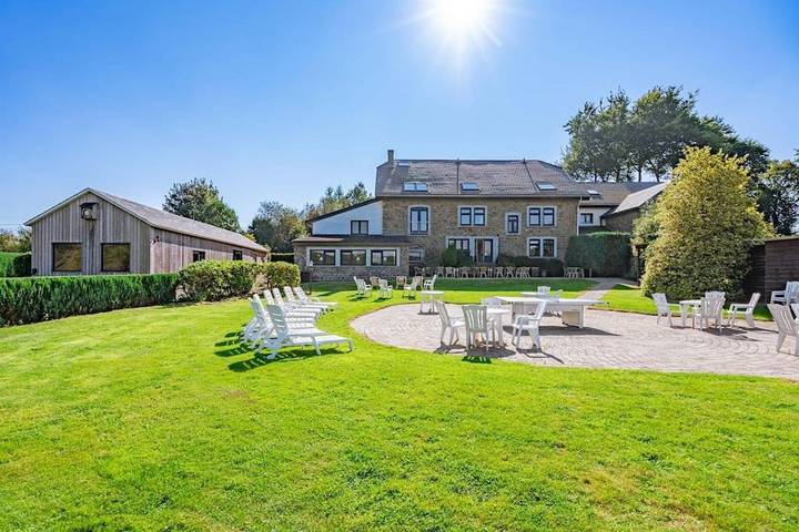 Location de vacances pour 30 personnes, avec jacuzzi et piscine ainsi que jardin et sauna dans Samrée - 2