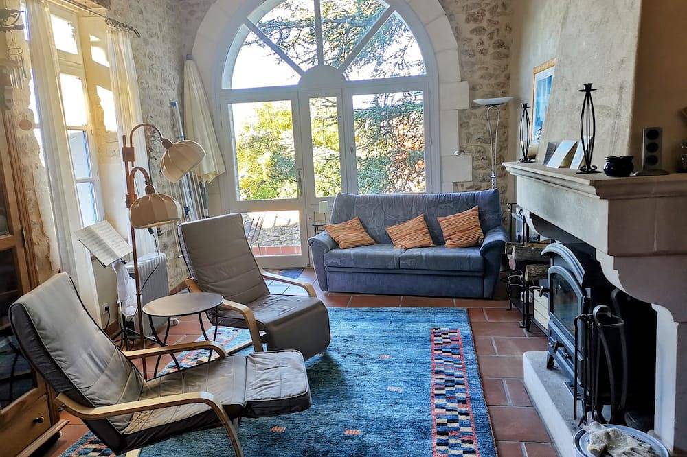 Ganze Wohnung, Helle Maisonettewohnung mit Terrasse und schöner Aussicht in Cornillon, Nimes und Umgebung