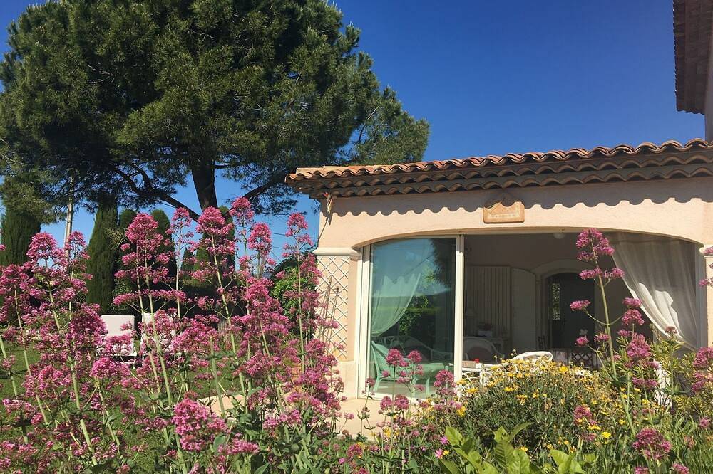 Entire apartment, Appartment of charm in a villa of standing with swimming pool in Grasse, Cannes region