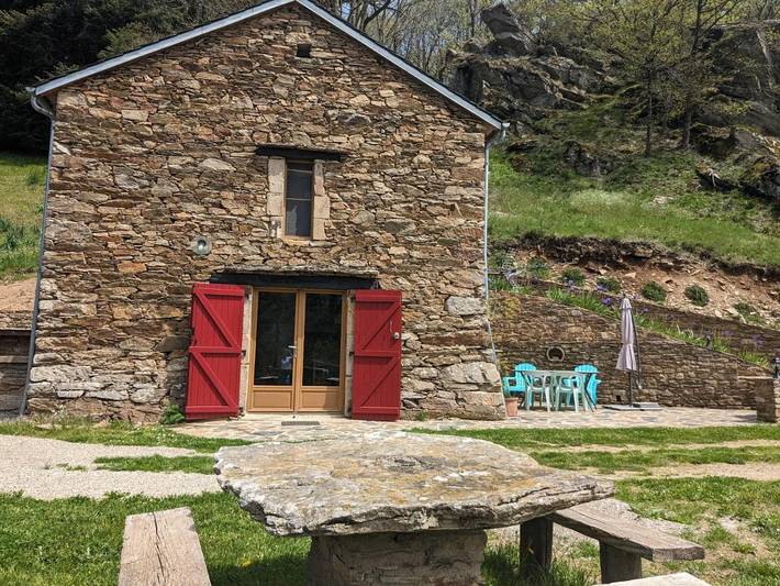 Location de vacances pour 3 personnes, avec jardin et vue à Salles-Curan - 4