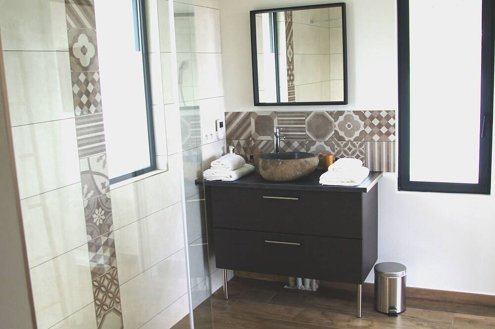 \"Prana\", belle suite tout confort chez l'habitant,  avec piscine et jardin in Montauroux, Côte méditerranéenne (France)