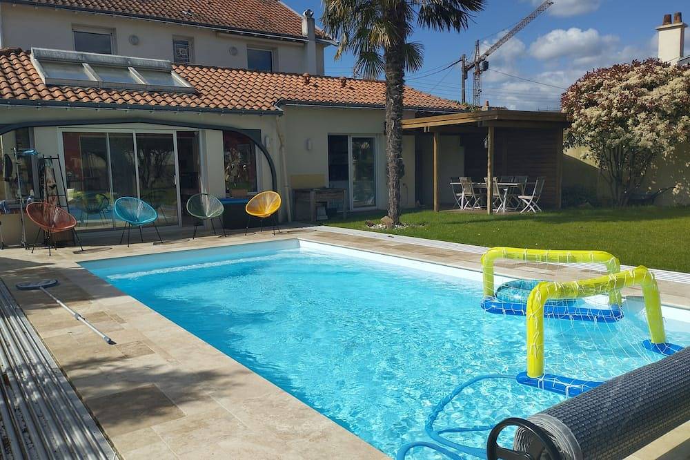 Grande maison familiale 245m² proche Nantes avec piscine couverte chauffée in Vertou, Région de Nantes