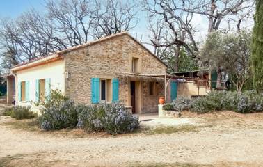 Location de vacances pour 4 personnes, avec terrasse et jardin à Oppède