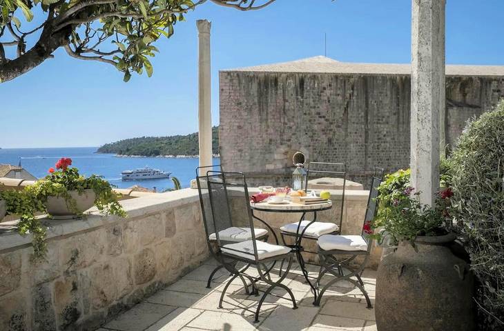 Villa for 8 people, with pool and ocean view as well as garden and sauna in Dubrovnik